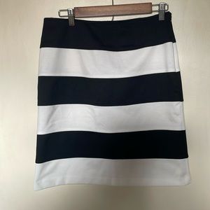 Darjoni white and black skirt. Size 6. Good condition. Zippered